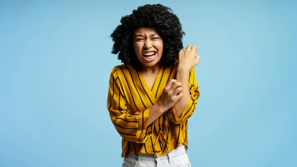 Scientists uncover the mind’s hidden “prevent scratching” transfer woman scratching itchy arm.webp.webp